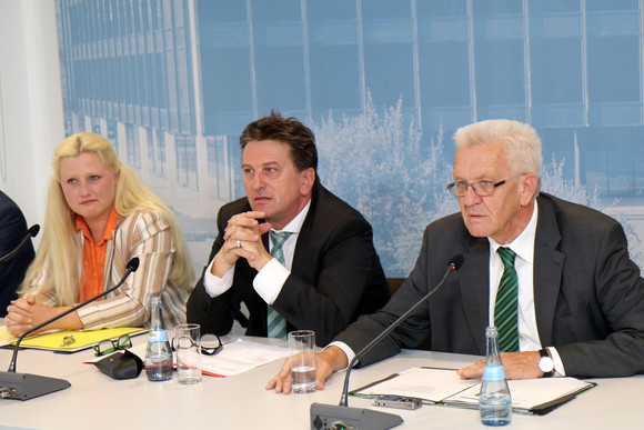 Pressekonferenz Neue Landes-Behindertenbeauftragte Ministerpräsident Winfried Kretschmann (r.), Sozial- und Integrationsminister Manne Lucha (M.) und die neue Landes-Behindertenbeauftragte Stephanie Aeffner (l.)