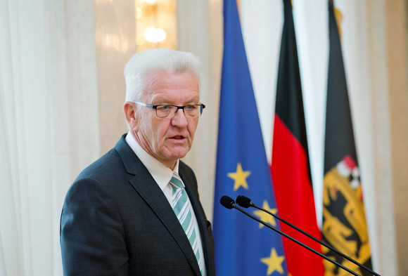 Tag des Ehrenamtes Kretschmann würdigt besonderes ehrenamtliches Engagement Ministerpräsident Winfried Kretschmann bei seiner Ansprache zu den Gästen