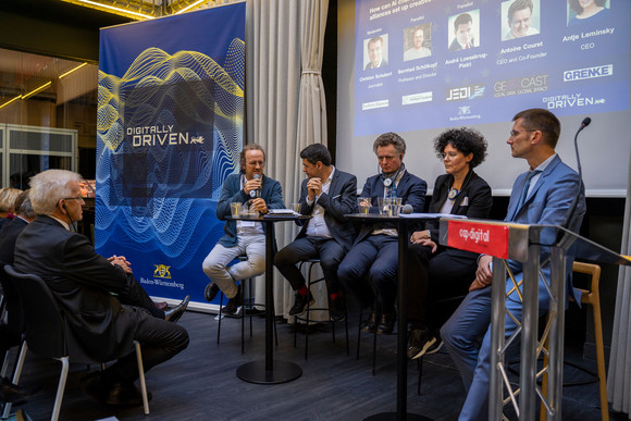 Auslandsreise Kretschmann auf Delegationsreise in Paris Ministerpräsident Winfried Kretschmann (l.) bei einer Podiumsdiskussion mit Cap Digital und Hub France AI