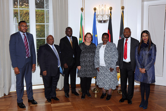 Besuch Schopper empfängt Delegation aus Südafrika Staatssekretärin Theresa Schopper M.) mit einer Delegation aus KwaZulu-Natal (Südafrika)