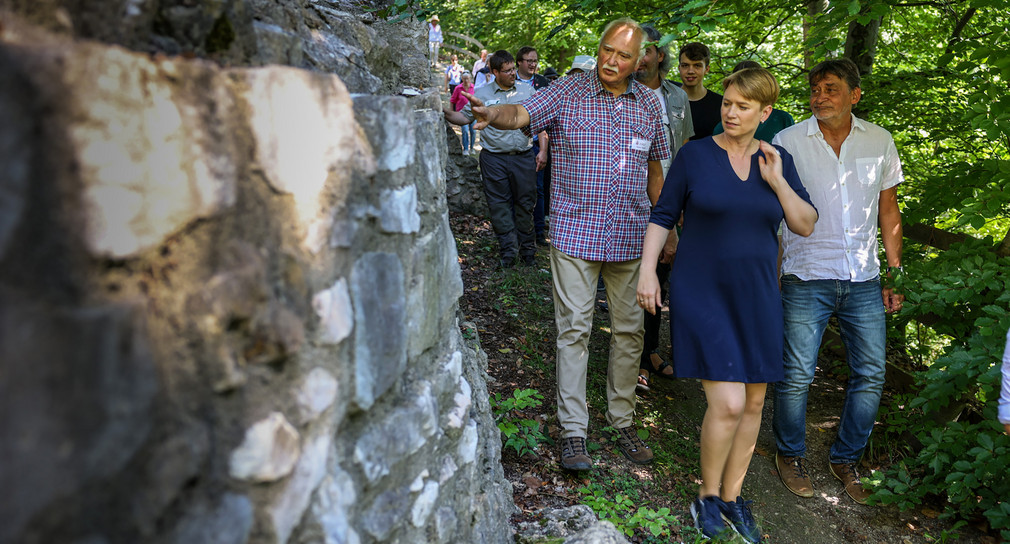 Staatssekretärin Andrea Lindlohr MdL besucht die Burgruine Kocherburg in Aalen-Unterkochen. 