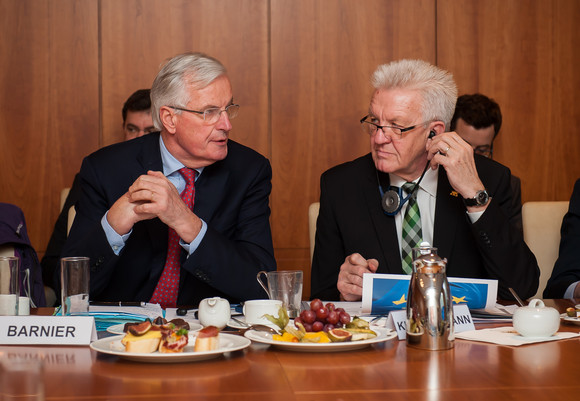 Europa Auswärtige Kabinettssitzung in Brüssel Michel Barnier (l.), Chefunterhändler der Europäischen Union für den Brexit, und Ministerpräsident Winfried Kretschmann (r.) (Foto: © Vertretung des Landes Baden-Württemberg bei der Europäischen Union/FKPH)