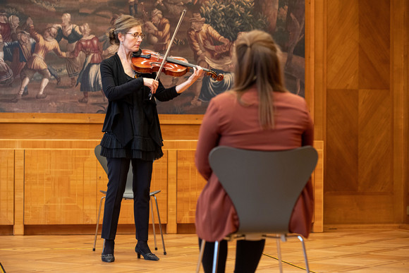 Konzert 1:1-Konzerte trotzen der Corona-Krise 1:1 Konzert im Gobelinsaal der Villa Reitzenstein (Bild: Staatsministerium Baden-Württemberg)