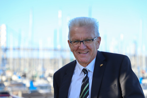 Delegationreise Kretschmann reist nach Kalifornien und Ontario Ministerpräsident Winfried Kretschmann auf der Hybrid-Fähre Enhydra (Foto: Staatsministerium Baden-Württemberg)