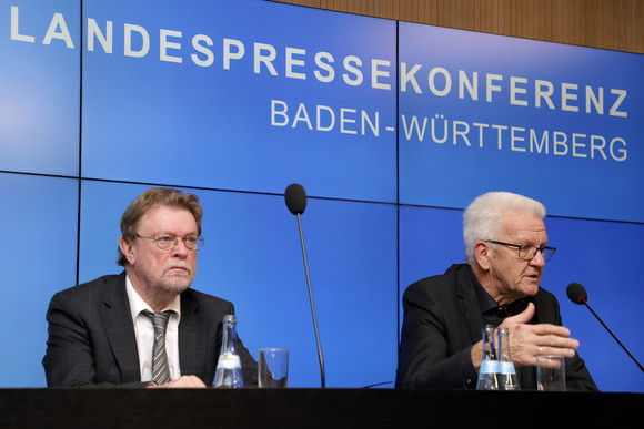 Pressekonferenz Für eine digitalisierte und nachhaltige Mobilität der Zukunft Ministerpräsident Winfried Kretschmann (r.) und Ministerialdirektor Prof. Uwe Lahl (l.) (Bild: Staatsministerium Baden-Württemberg)