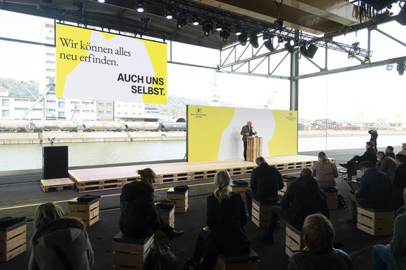 Imagekampagne Baden-Württemberg ist „THE LÄND“ Ministerpräsident Winfried Kretschmann spricht bei der Pressekonferenz im Hafen Stuttgart.