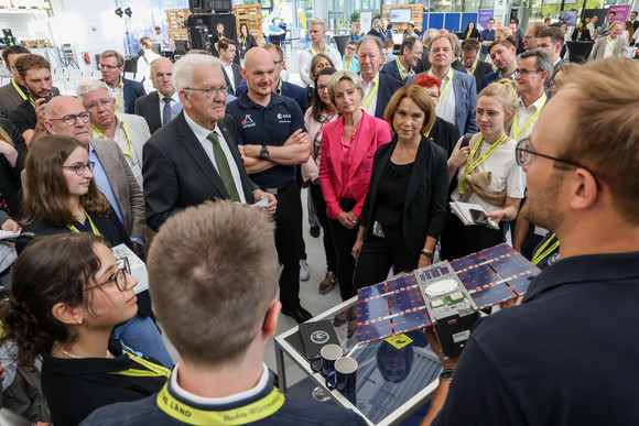 Innovationsoffensive Auftakt der Luft- und Raumfahrtstrategie des Landes Rundgang von Ministerpräsident Winfried Kretschmann und weiteren Teilnehmenden auf der Begleitausstellung.