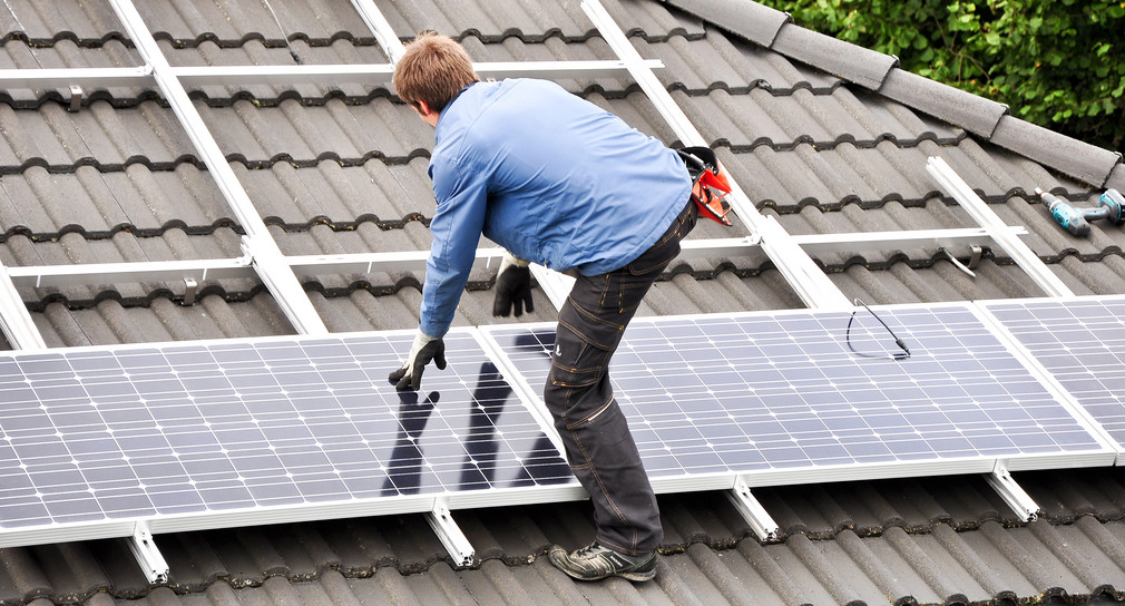 Solaranlage wird auf einem Wohnhausdach montiert