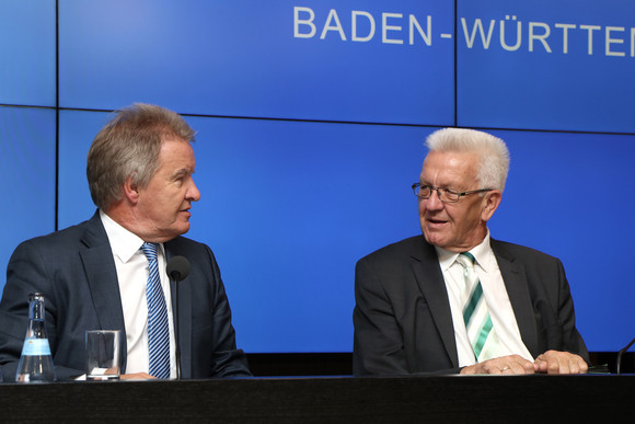 Pressekonferenz Energiepreisbericht 2017 vorgestellt Ministerpräsident Winfried Kretschmann (r.) und Umweltminister Franz Untersteller (l.)
