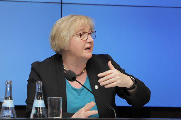 Pressekonferenz 50 Millionen Euro für innovative Projekte im Gesundheitsbereich Wissenschaftsministerin Theresia Bauer bei der Regierungspressekonferenz (Bild: Staatsministerium Baden-Württemberg)