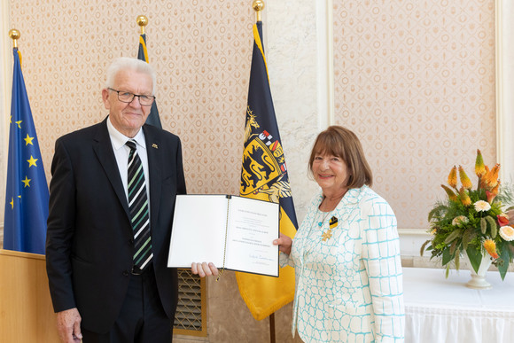 Auszeichnung Verdienstorden des Landes an 26 verdiente Persönlichkeiten Ministerpräsident Winfried Kretschmann (l.) und Brigitte Vöster-Alber (r.)