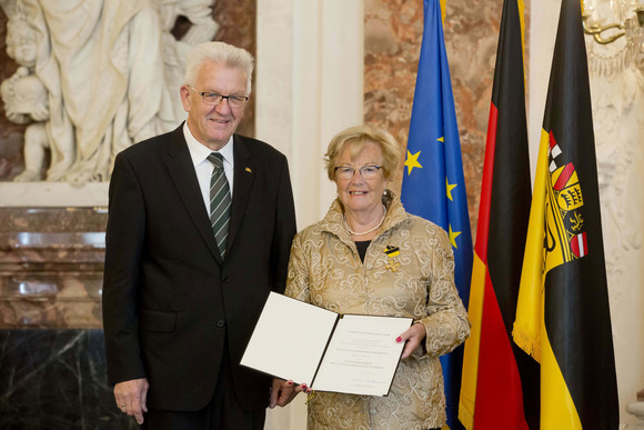 Auszeichnung Verdienstorden des Landes an 22 verdiente Persönlichkeiten Ministerpräsident Winfried Kretschmann (l.) und Eva Schneider-Borgmann (r.)