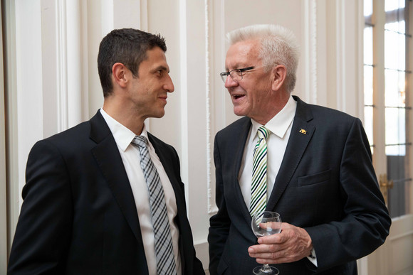Sport Kretschmann empfängt Olympioniken und Paralympioniken Ministerpräsident Winfried Kretschmann (r.) im Gespräch mit Marcel Goc (l.)