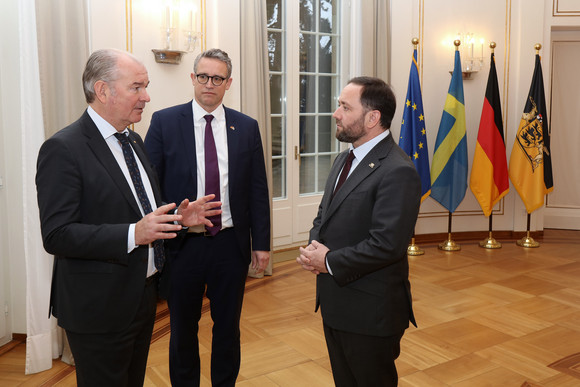 Gespräch Hassler empfängt schwedischen Botschafter Staatssekretär Florian Hassler (rechts) im Gespräch mit dem schwedischen Botschafter Per Thöresson (links) und dem schwedischen Honorarkonsul Dr. Claudius Werwigk (Mitte)