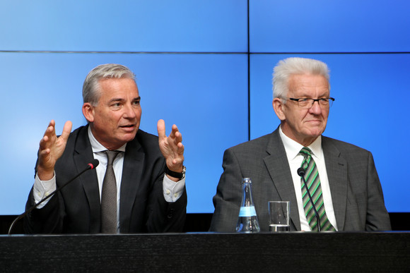 Pressekonferenz Digitalisierungsstrategie digital@bw startet Ministerpräsident Winfried Kretschmann (r.) und Digitalisierungsminister Thomas Strobl (l.)