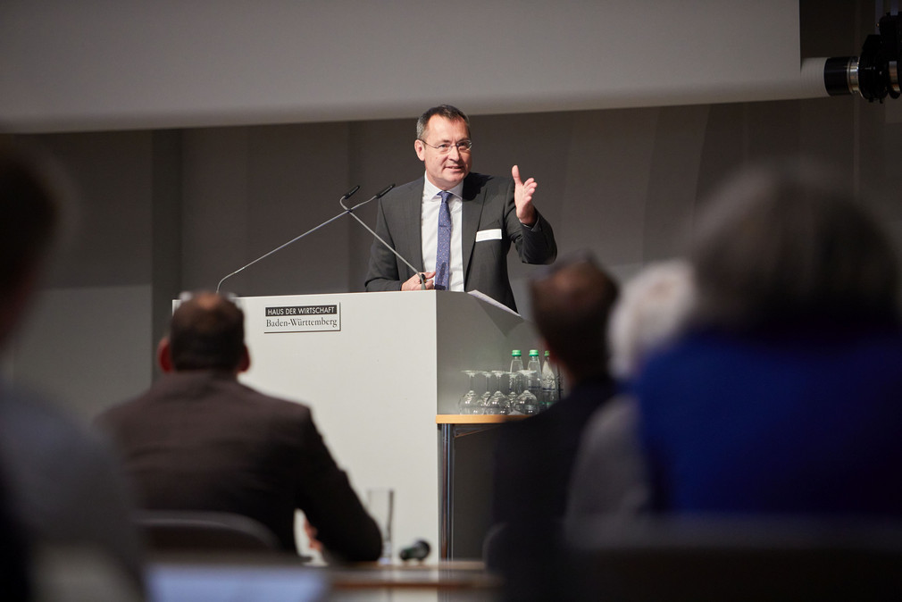 Thilo Rentschler, Hauptgeschäftsführer der IHK Ostwürttemberg, mit einem Impuls zu „Innovationen in Schlüsseltechnologien und wirtschaftliche Transformation – Welche Flächenbedarfe und -ansprüche haben Wirtschaft, Energie und Verkehr“