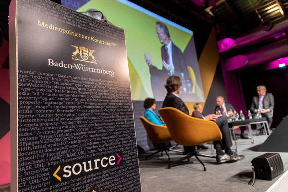 Kongress Source – Medienpolitischer Kongress der Landesregierung Panel 4 (Mensch & Maschine): Gesprächsrunde mit (v.l.n.r.) Prof. Dr. Petra Grimm, Prof. Dr. Bernhard Pörksen, Marina Weisband (verdeckt), Prof. Bascha Mika, Stefan Raue und Moderator Dr. Hendrik Groth (Bild: Staatsministerium Baden-Württemberg)