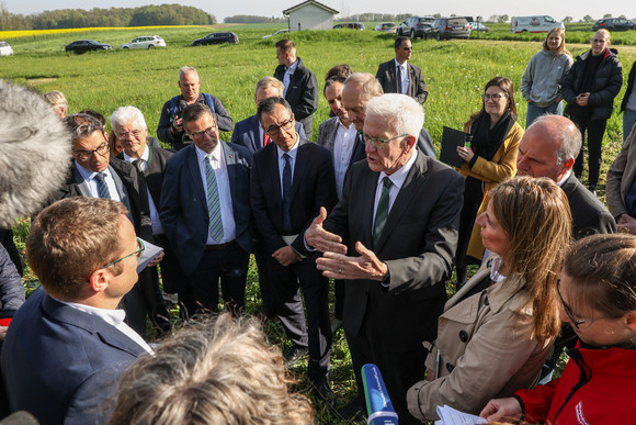 Landwirtschaft Kretschmann und Özdemir besuchen F.R.A.N.Z.-Demobetrieb Hohenlohe Ministerpräsident Winfried Kretschmann (Mitte) im Gespräch mit Jürgen Maurer (links), F.R.A.N.Z.-Demobetrieb Hohenlohe
