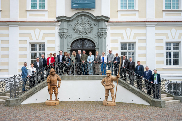 Landesregierung Auswärtige Kabinettssitzung in Bad Schussenried Gruppenbild des Kabinetts vor dem Kloster Schussenried