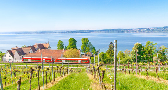 bodensee, aussicht, zug, eisenbahn, ausblick, frühling, grün, blau, see, kloster, birnau, panorama, kloster birnau, landschaft, bahn, regionalbahn, wallfahrtskirche, barock, zugfahrt, barockkirche, horizont, deutschland, baden württemberg, landwirtschaft, weinreben, himmel, weinbau, weinanbau, basilika birnau, landschaftsaufnahme, panoramaaufnahme, sehenswürdigkeit, tourismus, touristik, ländlich, transport, bodenseeraum, attraktion, sightseeing, weite, wasser