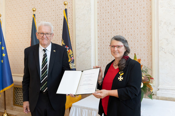 Auszeichnung Verdienstorden des Landes an 26 verdiente Persönlichkeiten Ministerpräsident Winfried Kretschmann (l.) und Ute Vogt (r.)