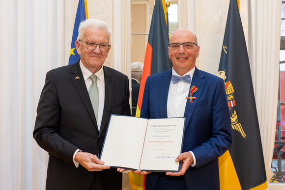 Ministerpräsident Winfried Kretschmann (links) und Reinhold Eisenhut (rechts)