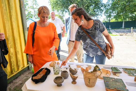 Staatssekretärin Andrea Lindlohr (links) besucht archäologisches Citizen Science Projekt an der Burg Wersau in Reilingen