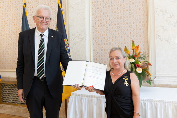 Auszeichnung Verdienstorden des Landes an 26 verdiente Persönlichkeiten Ministerpräsident Winfried Kretschmann (l.) und Christine Urspruch (r.)