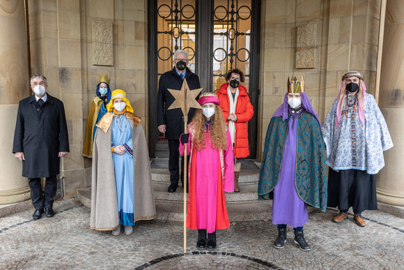 Aktion Dreikönigssingen Kretschmann empfängt Sternsingergruppen Ministerpräsident Winfried Kretschmann und seine Frau Gerlinde (hinten, Mitte) mit der Sternsingergruppe der Katholischen Kirchengemeinde St. Maria Wetzgau-Rehnenhof