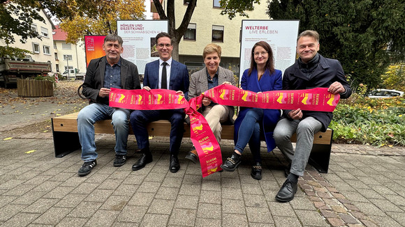 Welterbe Land weiht WahreWunderBänke in Blaubeuren ein v.l. Präsident des Landesamts für Denkmalpflege Prof. Dr. Claus Wolf, Manuel Hagel MdL, Ministerin Nicole Razavi MdL, Ronja Kemmer MdB, Bürgermeister Jörg Seibold