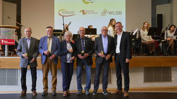 Amtschef Daniel Hager-Mann (rechts) ehrte am Freitag, 12. Juni 2026, im Kurhaus Hinterzarten Sportlerinnen und Sportler, die im Jahr 2025 das Deutsche Sportabzeichen zum 55. und 60. Mal abgelegt haben.  