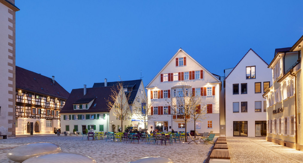 Neugestalteter Schlossplatz bei Dunkelheit