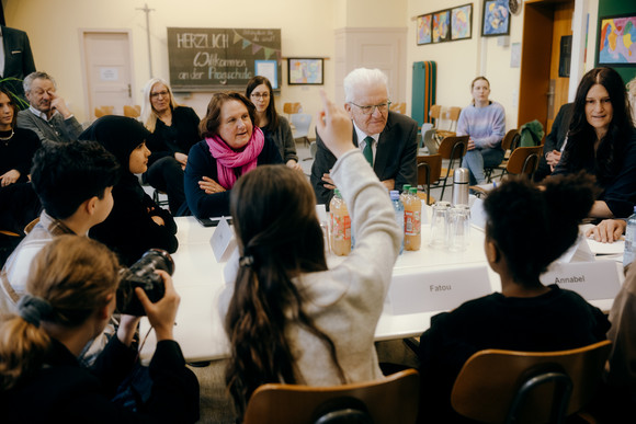 Schulbesuch Austausch zu Bildungsreformen Ministerpräsident Winfried Kretschmann und Kultusministerin Theresa Schopper beim Austausch zu Bildungsreformen an der Pragschule Stuttgart