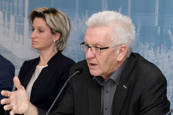 Pressekonferenz Wirtschaftliche Lage im Land Ministerpräsident Winfried Kretschmann (r.) und Wirtschaftsministerin Nicole Hoffmeister-Kraut (l.)