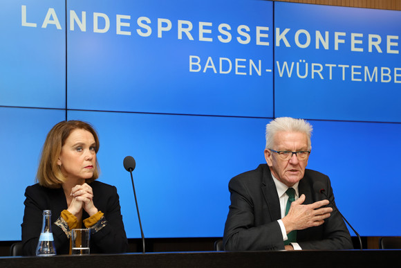 Pressekonferenz Baden-Württemberg und seine Kelten Ministerpräsident Winfried Kretschmann (r.) und Staatssekretärin Petra Olschowski (l.) (Bild: Staatsministerium Baden-Württemberg)