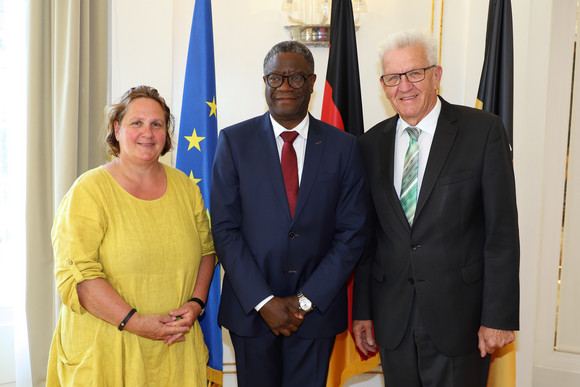 Gespräch Kretschmann trifft Friedensnobelpreisträger Mukwege Staatsministerin Theresa Schopper (l.), Friedensnobelpreisträger Dr. Denis Mukwege (M.) und Ministerpräsident Winfried Kretschmann (r.) (Bild: Staatsministerium Baden-Württemberg)