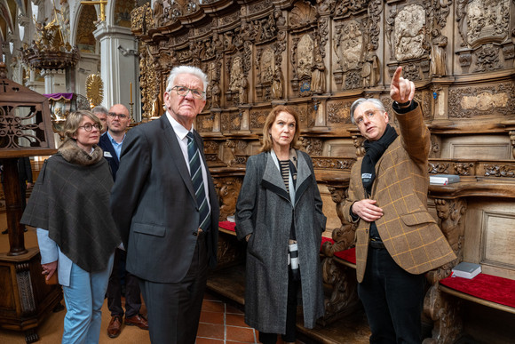 Landesregierung Auswärtige Kabinettssitzung in Bad Schussenried Ministerpräsident Winfried Kretschmann und Kunstministerin Petra Olschowski besichtigen in Bad Schussenried die ehemalige Klosterkirche St. Magnus inklusive Chorgestühl.