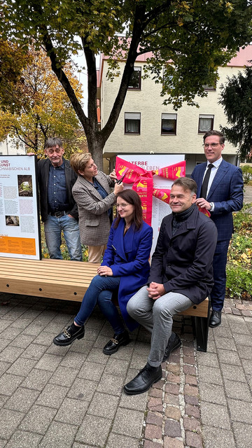 Welterbe Land weiht WahreWunderBänke in Blaubeuren ein v.l. Präsident des Landesamts für Denkmalpflege Prof. Dr. Claus Wolf, Ministerin Nicole Razavi MdL, Ronja Kemmer MdB, Bürgermeister Jörg Seibold, Manuel Hagel MdL