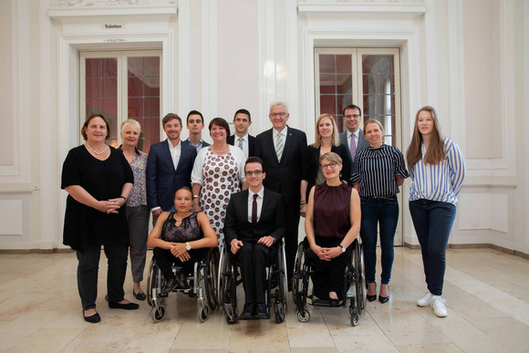 Sport Kretschmann empfängt Olympioniken und Paralympioniken Vorne v.l.n.r.: Anja Wicker, Martin Fleig und Anna-Lena Forster;
hinten v.l.n.r.: Staatsekretärin Theresa Schopper, Petra Häffner (sportpolitische Sprecherin der Landtagsfraktion Bündnis 90/Die Grünen), Fabian Rießle, Nico Messinger, Elvira Menzer-Haasis (Präsidentin des Landessportverbands Baden-Württemberg), Marcel Goc, Ministerpräsident Winfried Kretschmann, Andrea Rothfuss, Staatssekretär Volker Schebesta, Sandra Ringwald und Jana Fischer