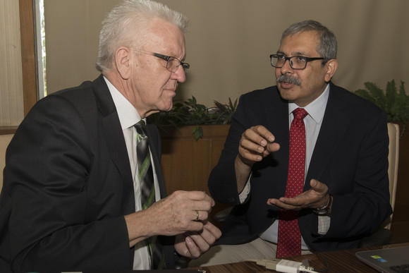 Delegationsreise Ministerpräsident Kretschmann besucht Indien Ministerpräsident Winfried Kretschmann (l.) im Gespräch mit Professor Devang Khakhar (r.), Indian Institute of Technology Bombay (IIT Bombay) in Mumbai