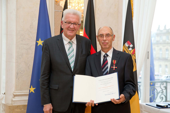 Tag des Ehrenamtes Kretschmann würdigt besonderes ehrenamtliches Engagement Ministerpräsident Winfried Kretschmann (l.) und Friedrich Hindermann (r.)