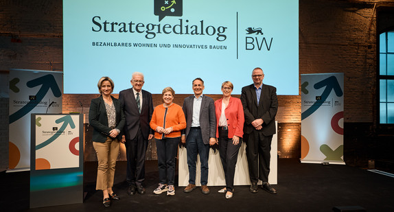 v.l.: Wirtschaftsministerin Dr. Nicole Hoffmeister-Kraut, Ministerpräsident Winfried Kretschmann, Bauministerin Nicole Razavi, CEO der Rhomberg Holding GmbH Dipl.-Ing. Hubert Rhomberg, Staatssekretärin Andrea Lindlohr und Staatssekretär im Bundesministerium für Wohnen, Stadtentwicklung und Bauwesen Dr. Olaf Joachim 