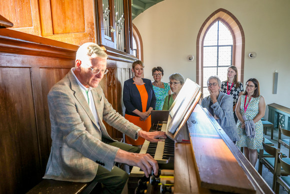 Staatssekretärin Andrea Lindlohr besichtigt wiederentdeckte Goll-Orgel von 1860 in Langenalb.