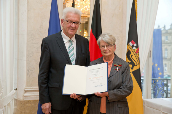 Tag des Ehrenamtes Kretschmann würdigt besonderes ehrenamtliches Engagement Ministerpräsident Winfried Kretschmann (l.) und Helga Schweda (r.)