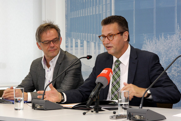 Pressekonferenz Situation an den Agrarmärkten Landwirtschaftsminister Peter Hauk (r.) und Regierungssprecher Rudi Hoogvliet (l.)