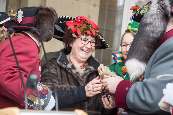 Fastnacht Närrischer Staatsempfang der Landesregierung Gerlinde Kretschmann (M.) nimmt die Spende der Narren für das Kinder- und Jugendhospiz Stuttgart entgegen.