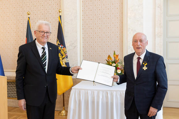 Auszeichnung Verdienstorden des Landes an 26 verdiente Persönlichkeiten Ministerpräsident Winfried Kretschmann (l.) und Prof. Dr. Karl-Heinz Meier-Braun (r.)