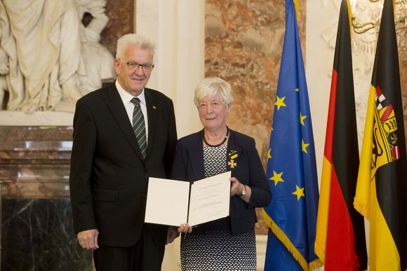 Auszeichnung Verdienstorden des Landes an 22 verdiente Persönlichkeiten Ministerpräsident Winfried Kretschmann (l.) und Margot Hombach (r.)