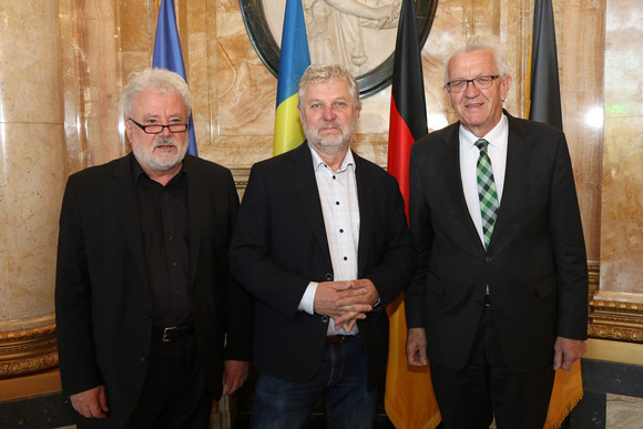 v.l.n.r.: Staatsminister Klaus-Peter Murawski, der schwedische Minister für Wohnungswesen und Digitalisierung, Peter Eriksson, und Ministerpräsident Winfried Kretschmann