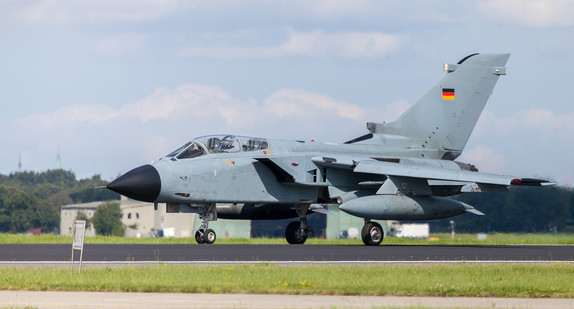 Jet der Bundeswehr auf Landebahn